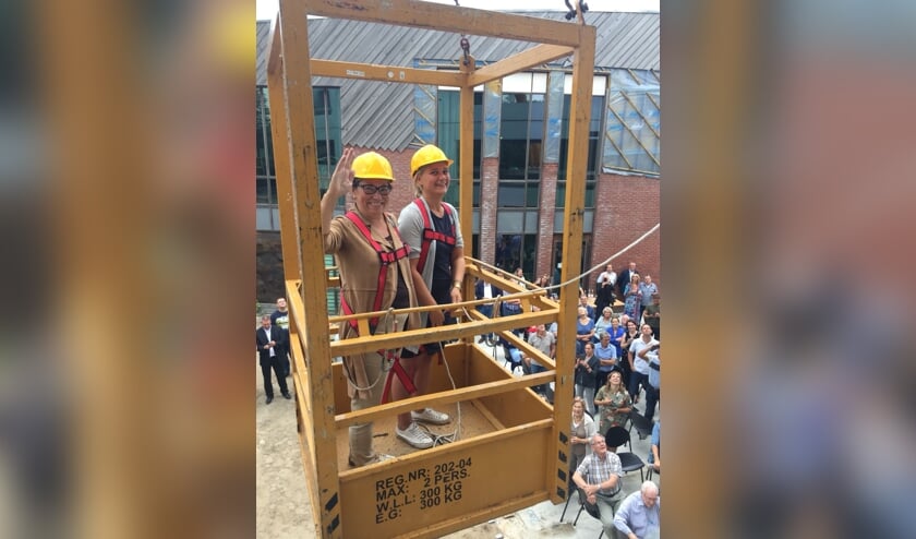 Wethouder Annelies de Jonge en bestuurder van Stichting VSNON werden met een hoogwerker naar boven gebracht om daar de officiële handeling te verrichten. Foto: PR