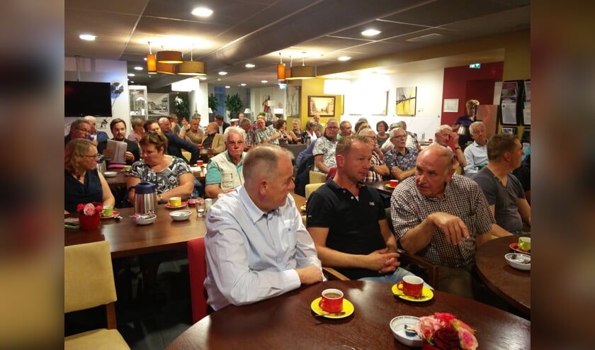 Drukte in De Hofmaat op de bijeenkomst over de ontsluiting van De Russchemors. Foto: Rob Stevens