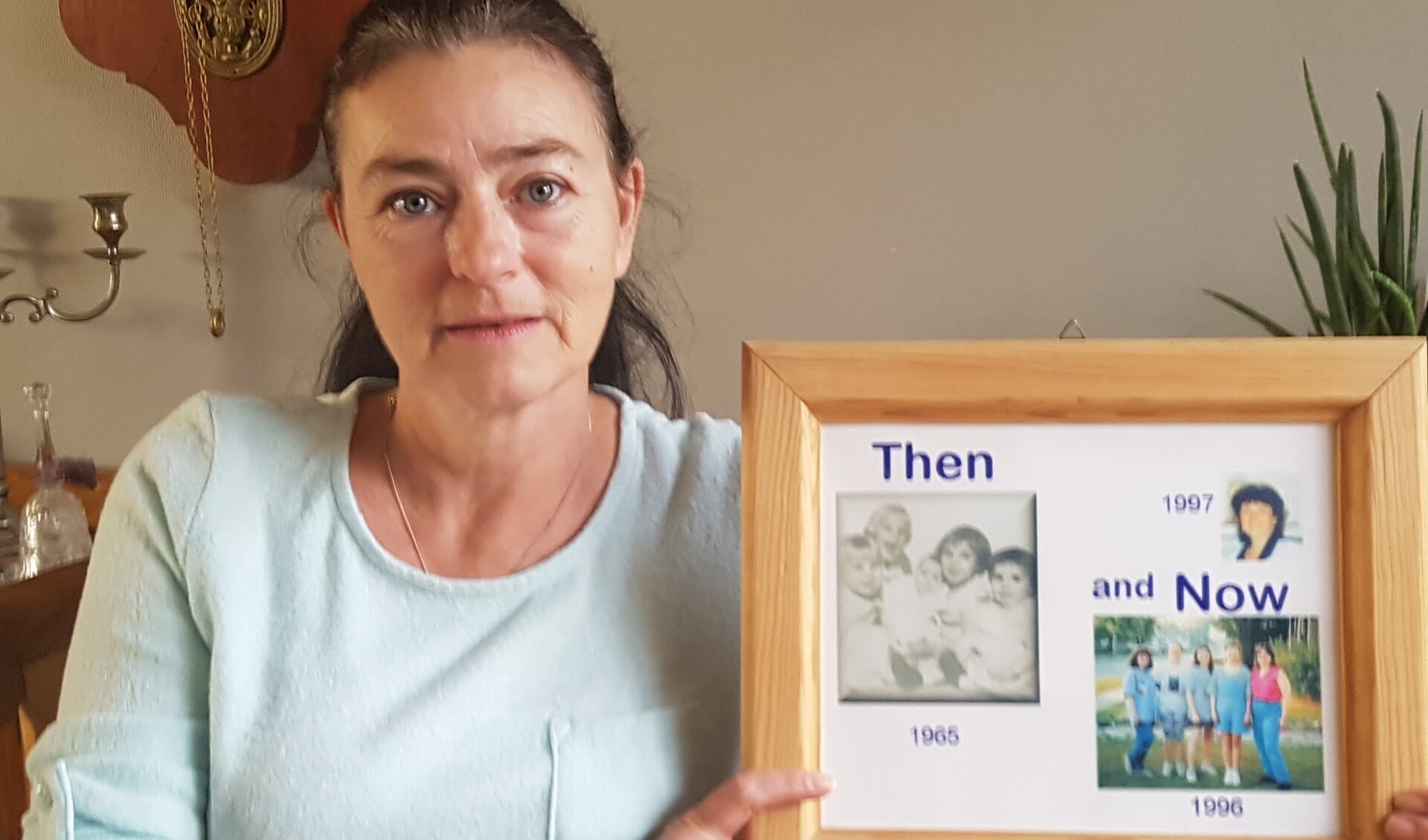 De Groenlose Ellen Jongman met de foto van haar broer en zussen toen ze een baby was, en één later in 1996 toen ze elkaar ontmoet hebben in Canada. Foto: Kyra Broshuis