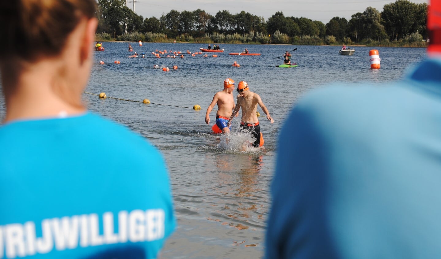 Na 500 meter komen de eersten uit het water; Later op de middag doken de volwassen deelnemers erin voor een afstand van twee kilometer. Foto: StadDoetinchem.nl
