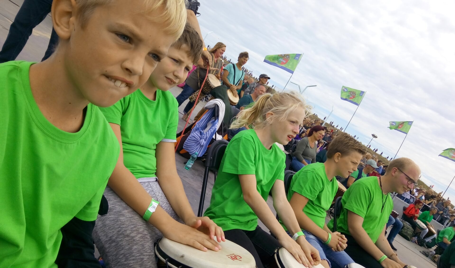 Leerlingen van Nieuw Leven drummen in Scheveningen met Cesar Zuiderwijk. Foto: Anita Bongers