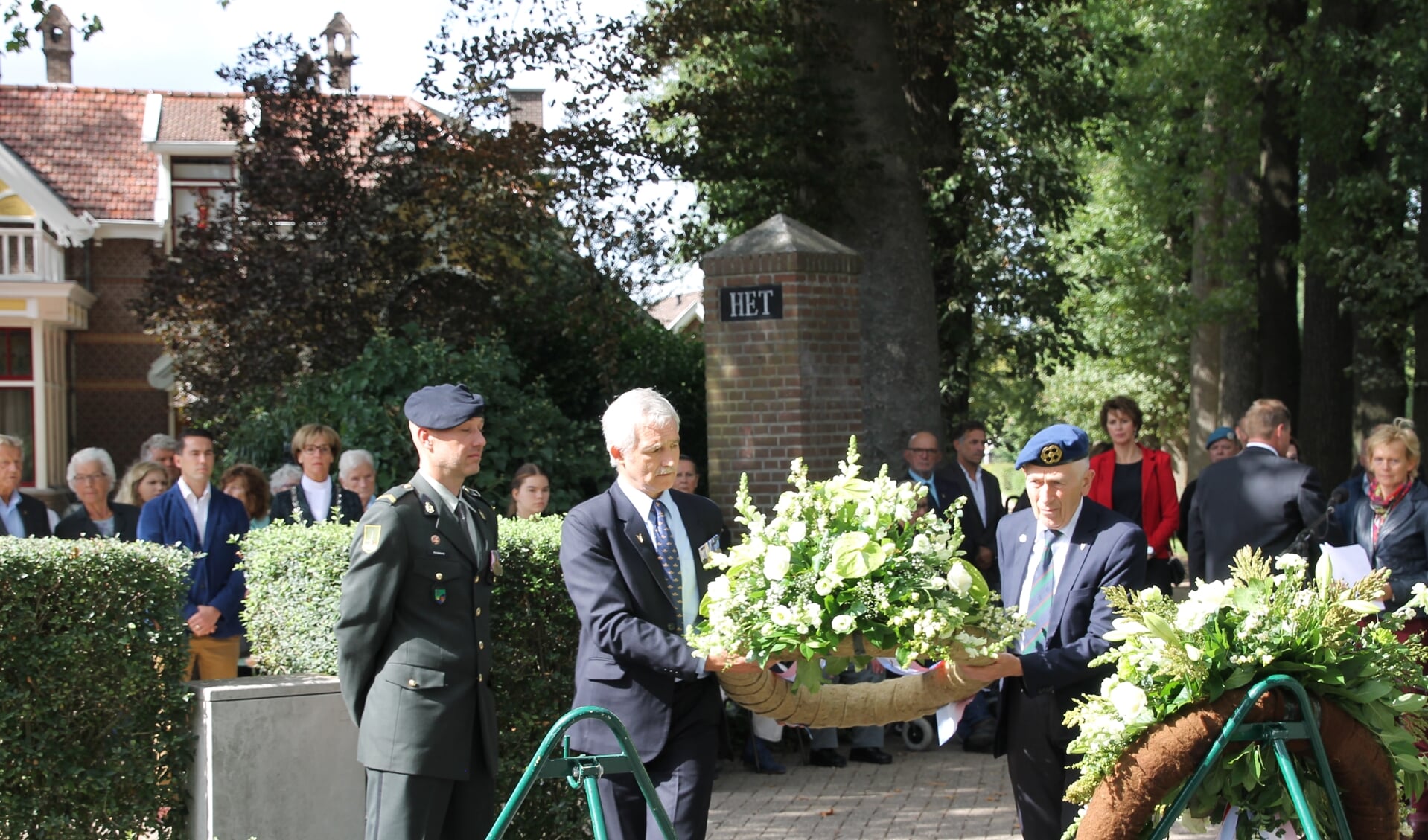 Gerard Boink (voorzitter Veteranencomité Oost Gelre) en geestelijk verzorger Henk Dekkers (rechts) leggen een krans. Foto: Annekée Cuppers