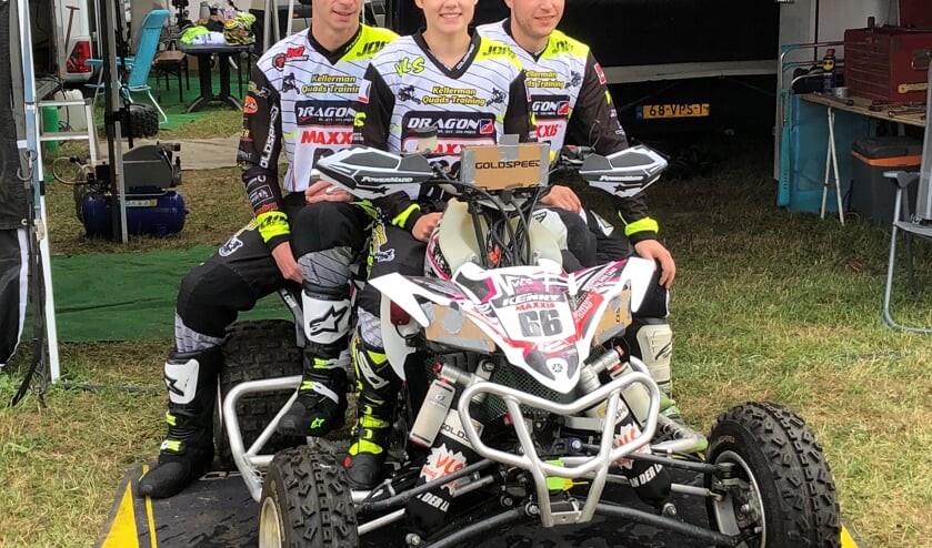 Savannah van der Laan met teamgenoten Ricardo Phoelich (l.) en Dylan van der Stelt. Foto: PR
