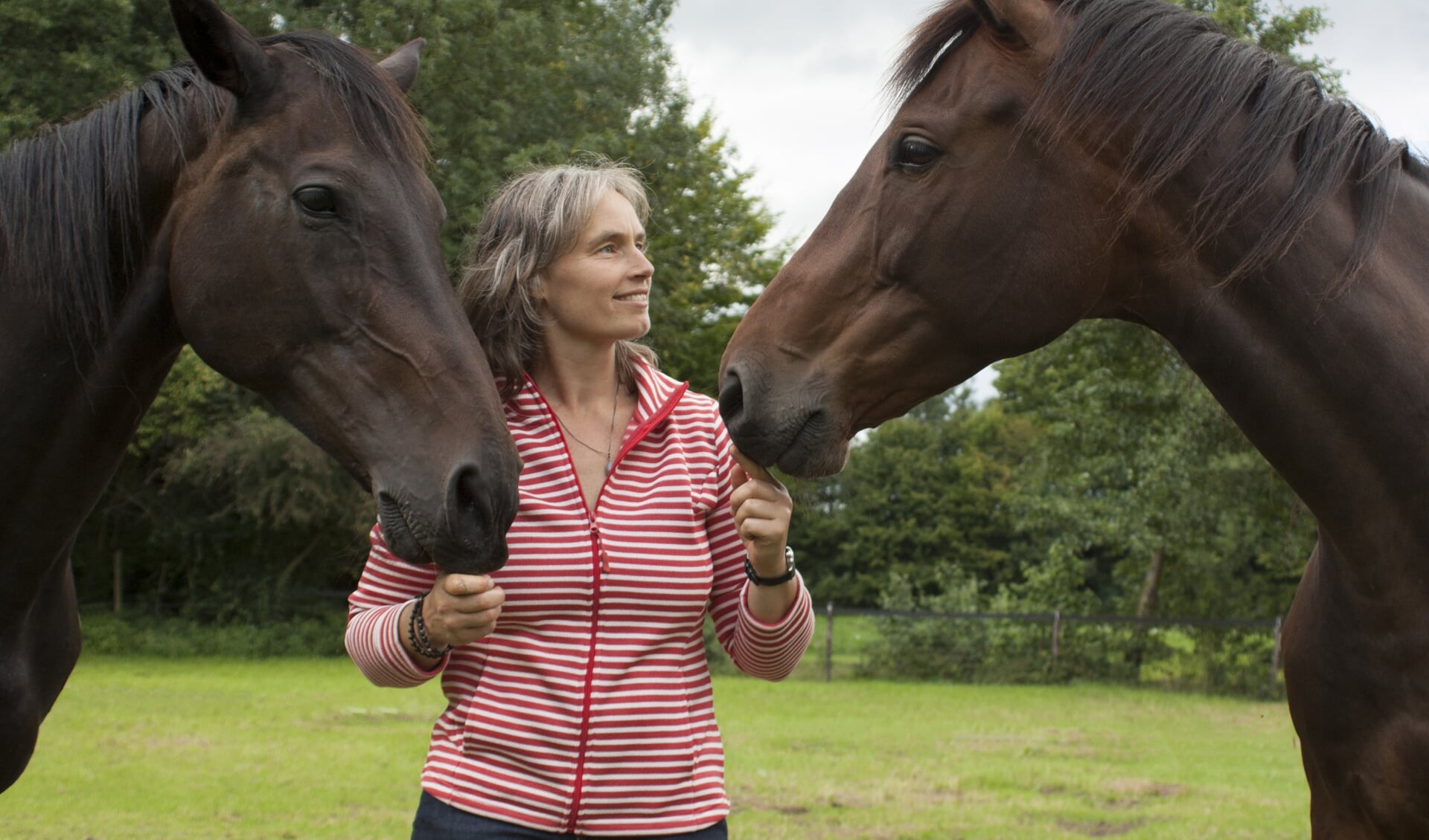 Bernadette Nijhuis met twee van haar paarden. Foto: PR