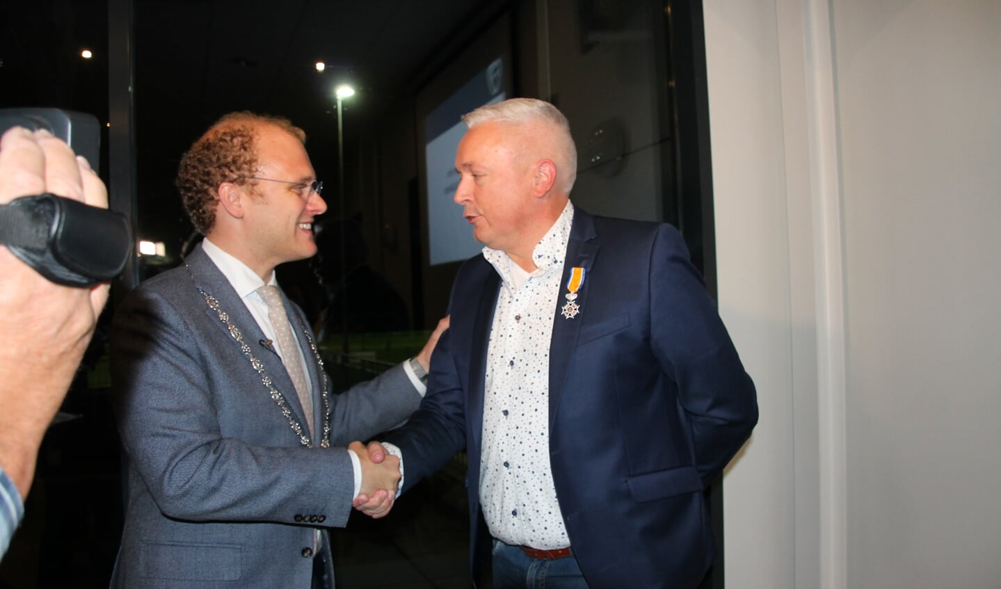Burgemeester Bengevoord feliciteeert Jan Wilterdink. Foto: Lydia ter Welle