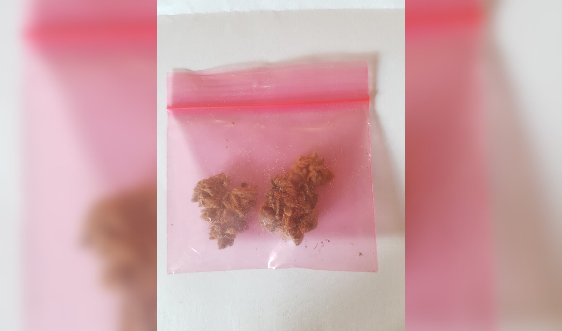 Regelmatig worden er (lege) zakjes wiet en andere drugs gevonden in op verschillende dealerplekken in Oost Gelre. Foto: Kyra Broshuis