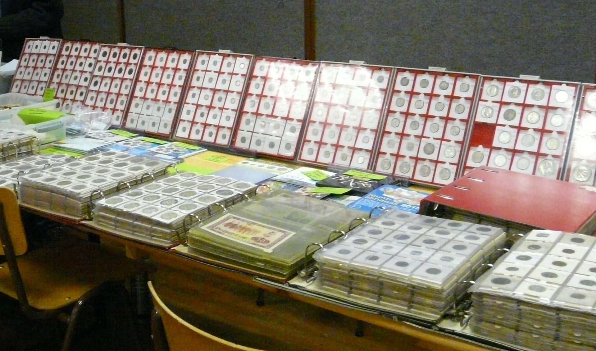 Naast postzegels ook munten op de verzamelbeurs. Foto: PR