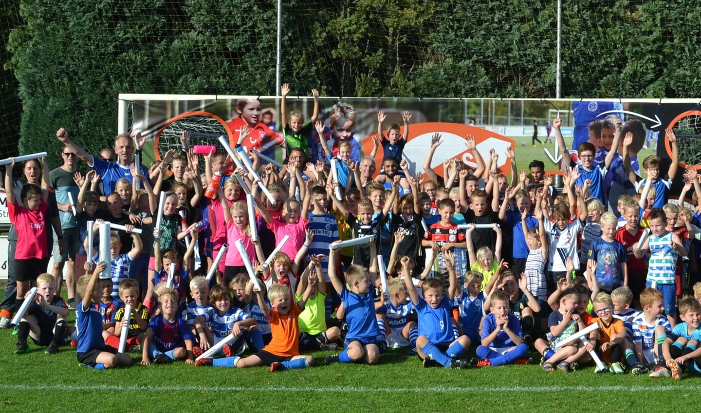 Deelnemers voetbalinstuif Zelos en De Graafschap spelers. Foto: Yvonne Regelink