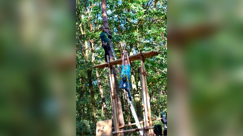 Ook in het bos kunnen de durfals terecht! Daar is de altijd weer spectaculaire tokkelbaan opgebouwd, waar men hangend aan een gaffel naar beneden zeilt. Foto: PR.