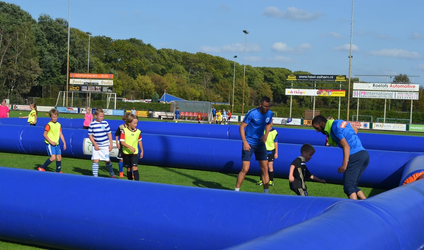 Voetballen met De Graafschap spelers tijdens de Zelos voetbalinstuif. Foto: Yvonne Regelink