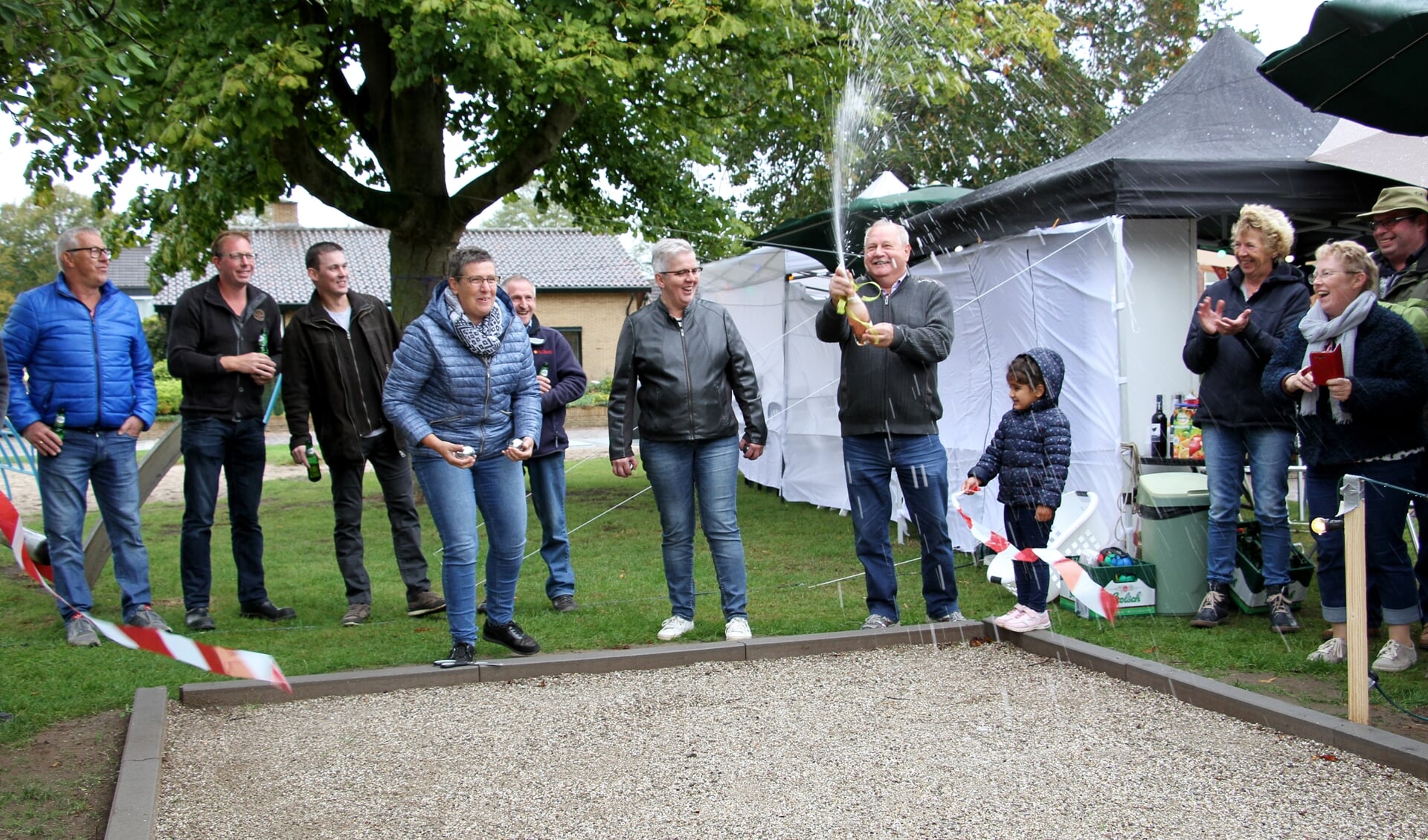 De jeu de boules baan aan de Russerweg wordt geopend tijdens burendag. Foto: Liesbeth Spaansen