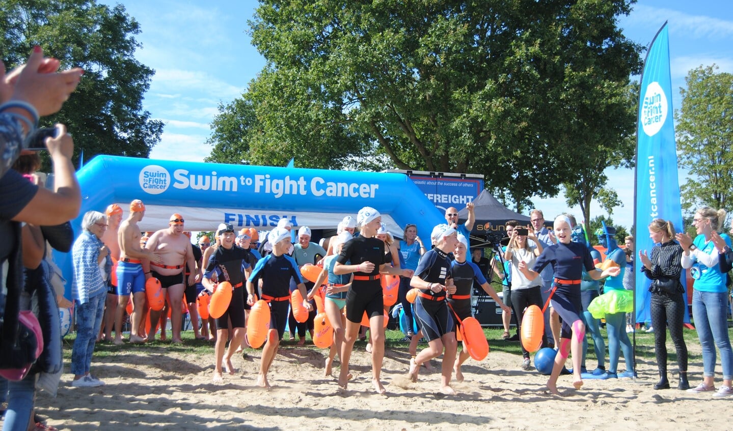 De jeugd beet het spits af; 500 mater zwemmen in Stroombroek voor onderzoek naar kanker. Foto: Stad Doetinchem.nl