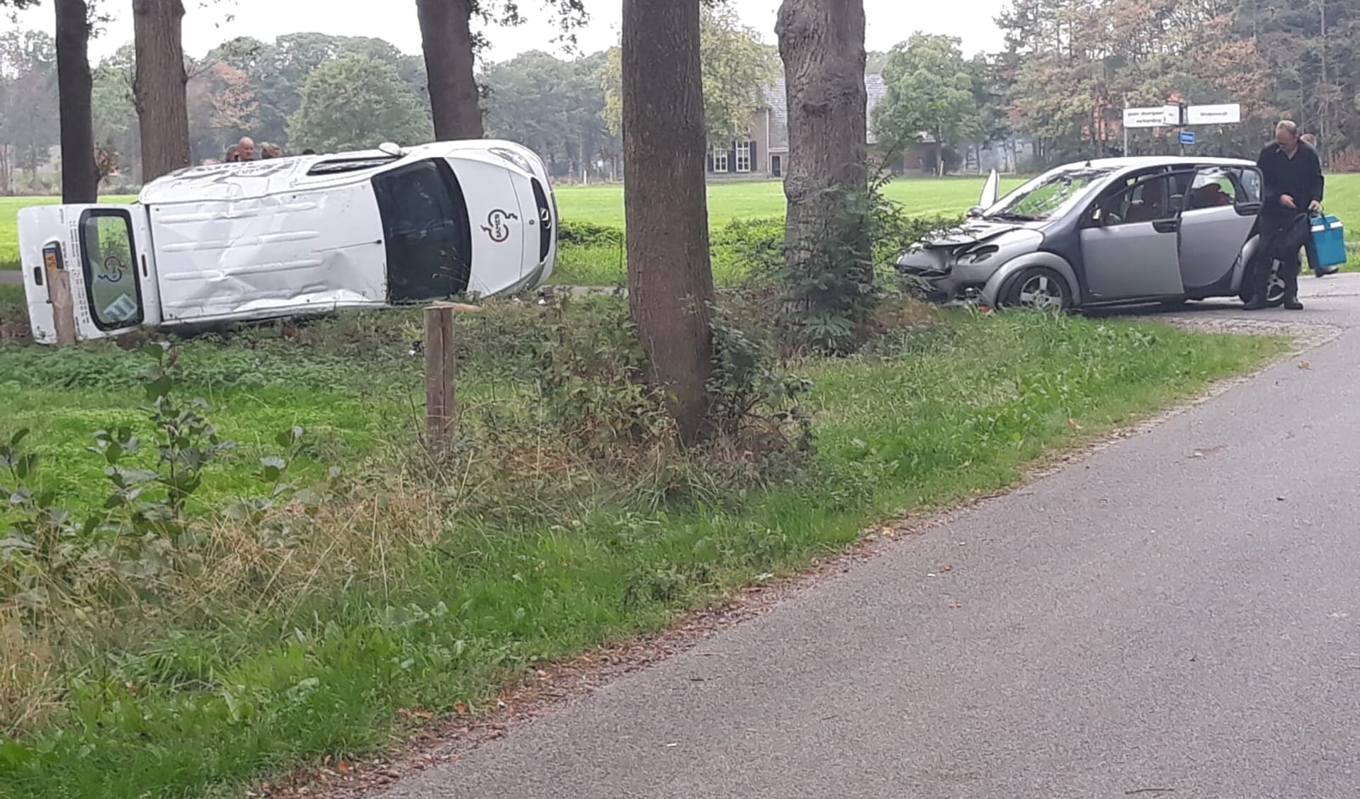 De twee bij het ongeluk betrokken auto's zijn afgevoerd door een berger. Foto: 112 Nieuws Gelderland