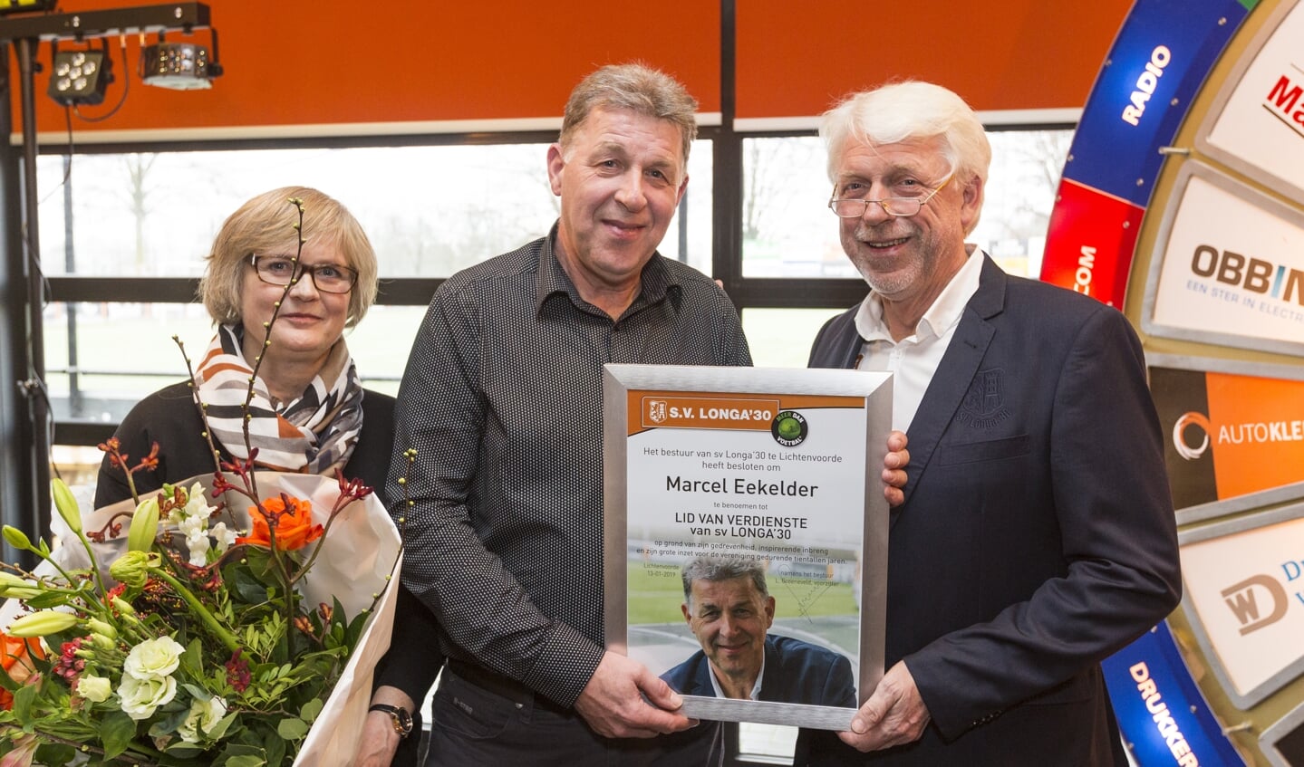 Oud-voorzitter Marcel Eekelder ontvangt de onderscheiding uit handen van voorzitter Leo Groeneveld. Foto: PR