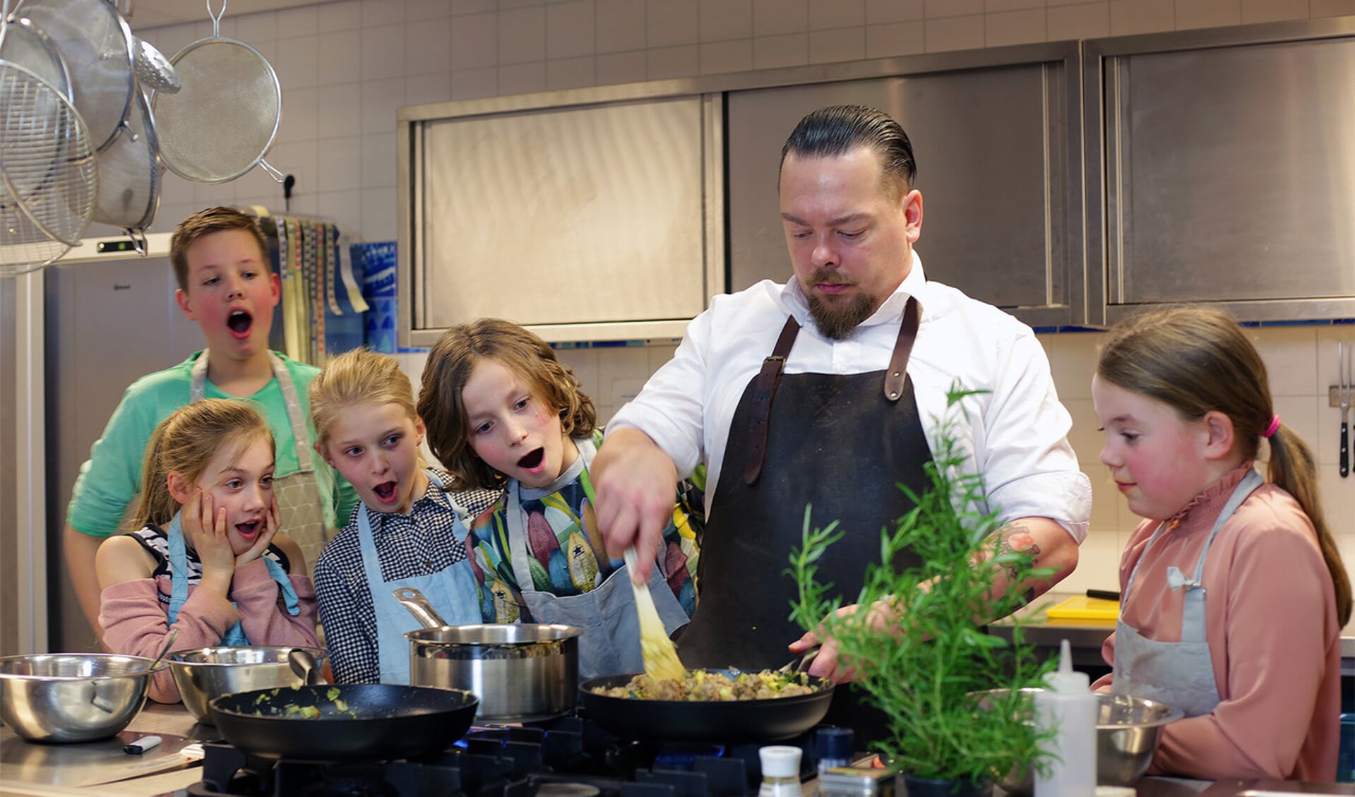Koken met kinderen is een feestje voor Tom Klein Hemmink. Foto: Henri Walterbos
