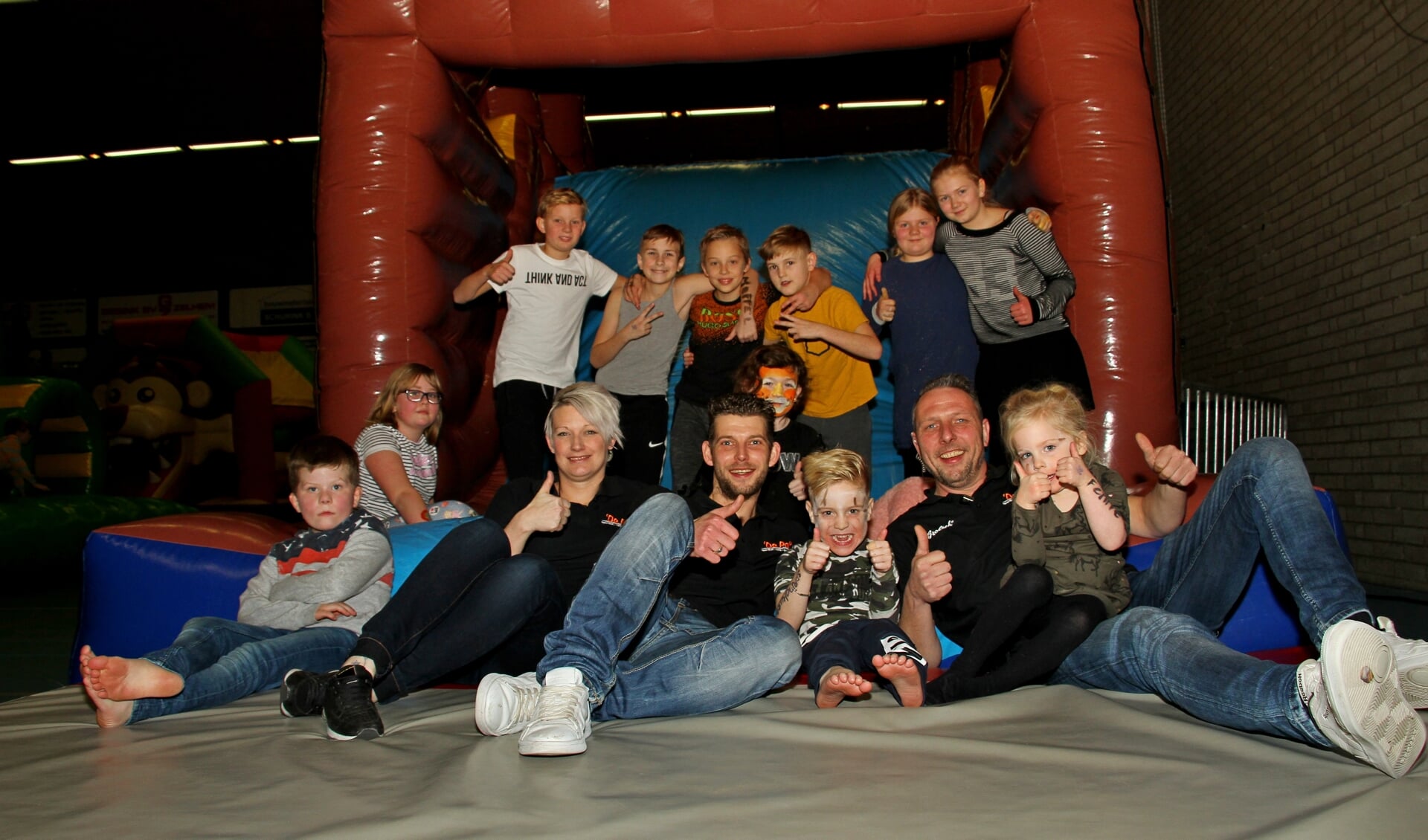 Nanda Thus, Dennis Lovink en Bas Hulshorst, samen met een groep kinderen die even stopte met klimmen en klauteren. Foto: Liesbeth Spaansen