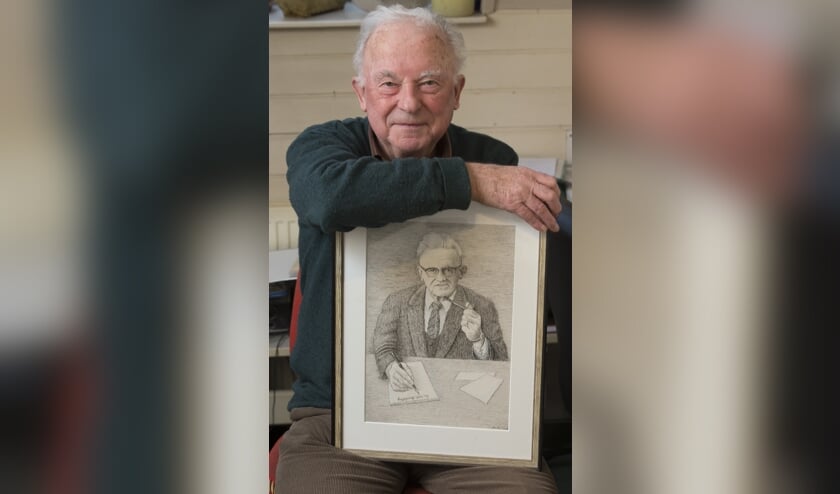 Theo Roes met de tekening van zijn vader, die de achterzijde van het boek siert. Foto: Theo Kock