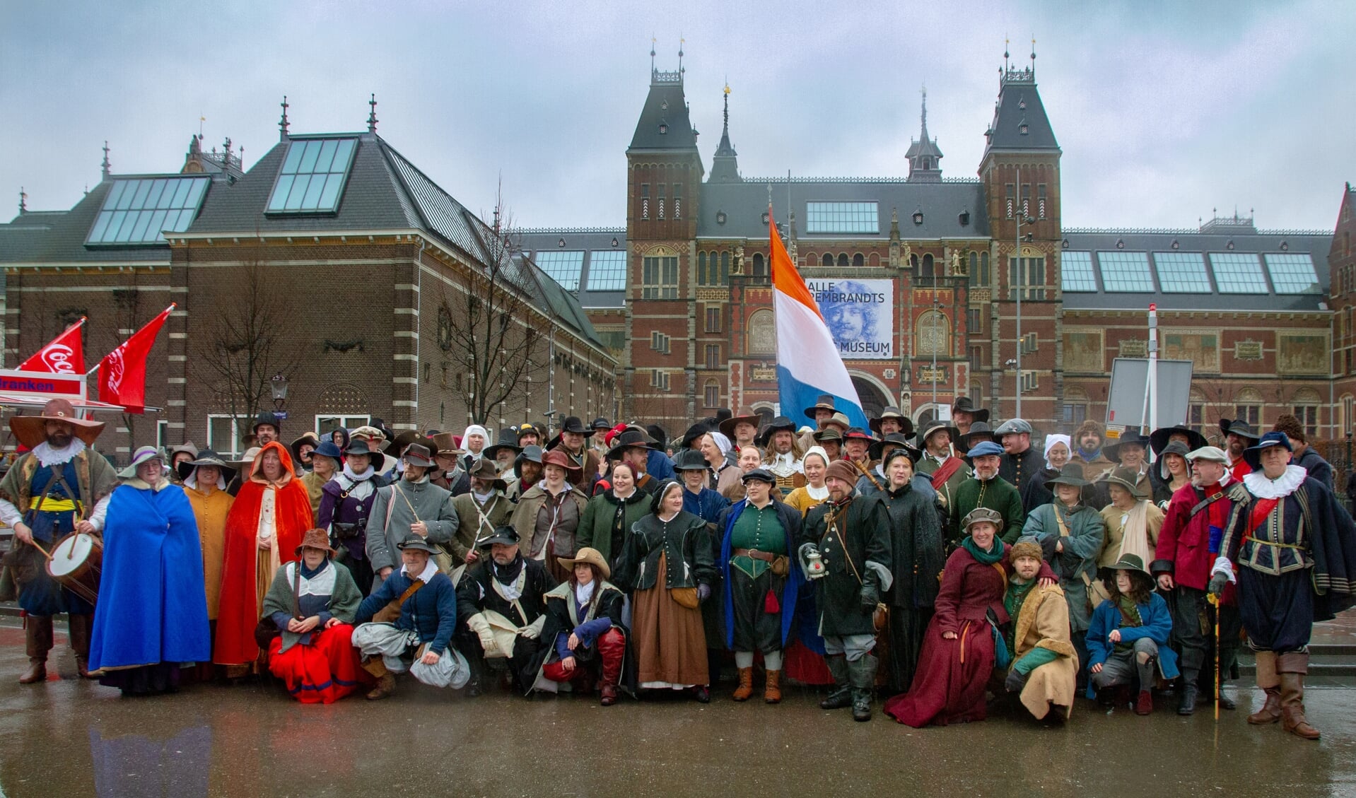 De internationale groep re-enactors voor het Rijksmuseum in Amsterdam. Foto: Marcel Houwer
