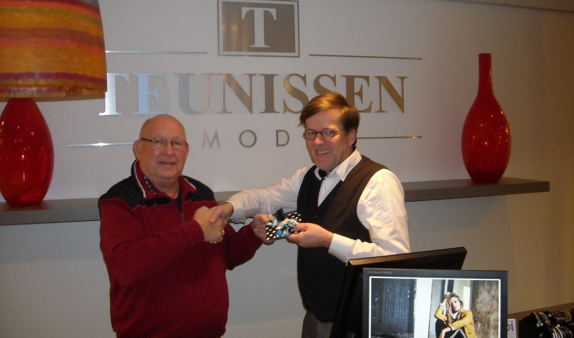 Rob Teunissen (r) overhandigt Bennie Spekschoor de wonnen prijs. Foto: PR. 