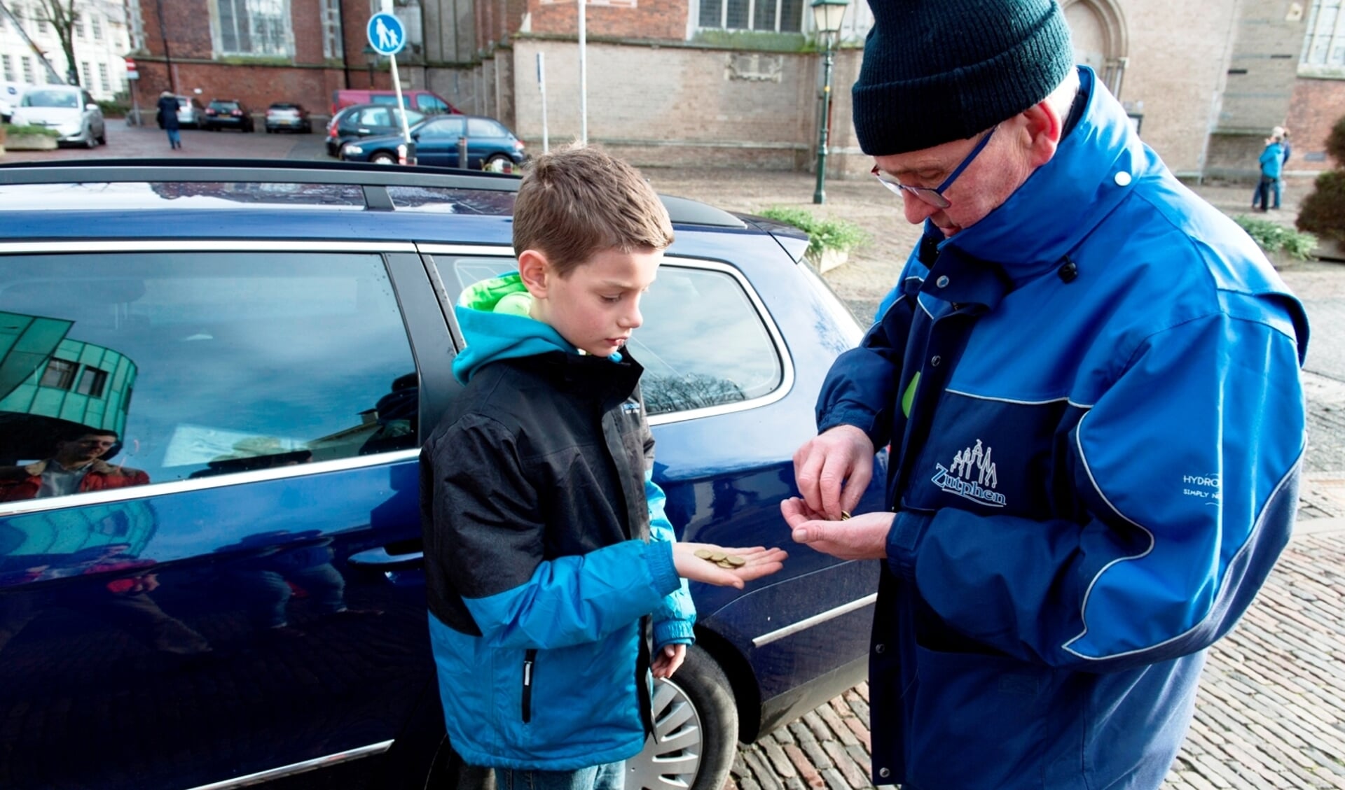 De jongeman krijgt voor elke ingeleverde zak vuurwerk 50 eurocent van de medewerker van de gemeente Zutphen. Foto: PR