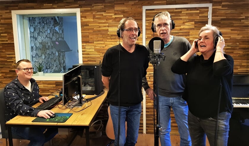 Mark Ebbers zingend te midden van broer Tim en zus Noël, onder toeziend oog van muzikaal leider Christof Elsinghorst, tijdens de opname van 'Heimwee noar Grolle'. Foto: Henri Walterbos
