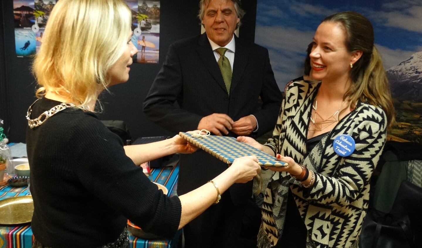 Rebecca Braak krijgt een boek overhandigd van burgemeester Vermeulen. Foto: PR