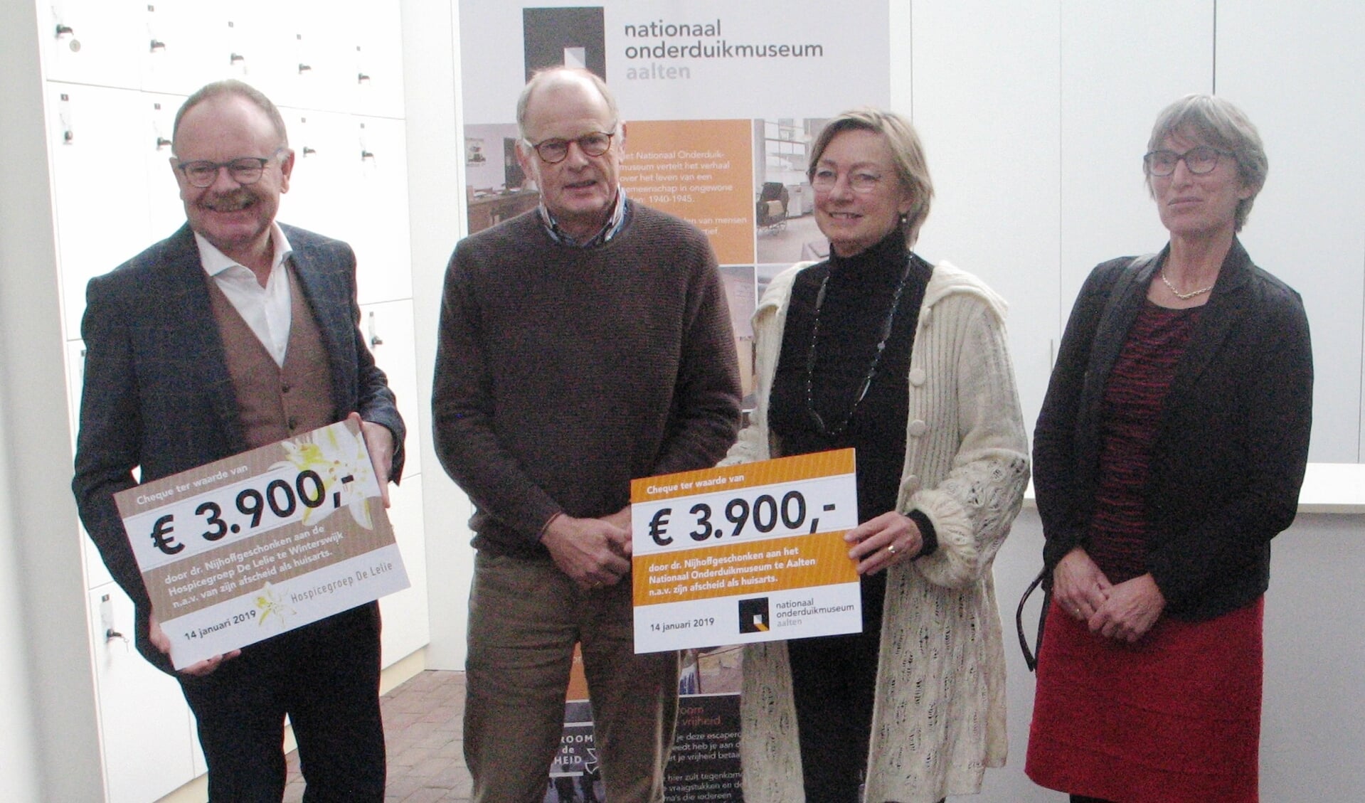 Dokter Nijhof en zijn vrouw overhandigden cheques aan Johan Teeuwsen van de Hospicegroep en Gerda Brethouwer van het museum. Foto: Bernhard Harfsterkamp