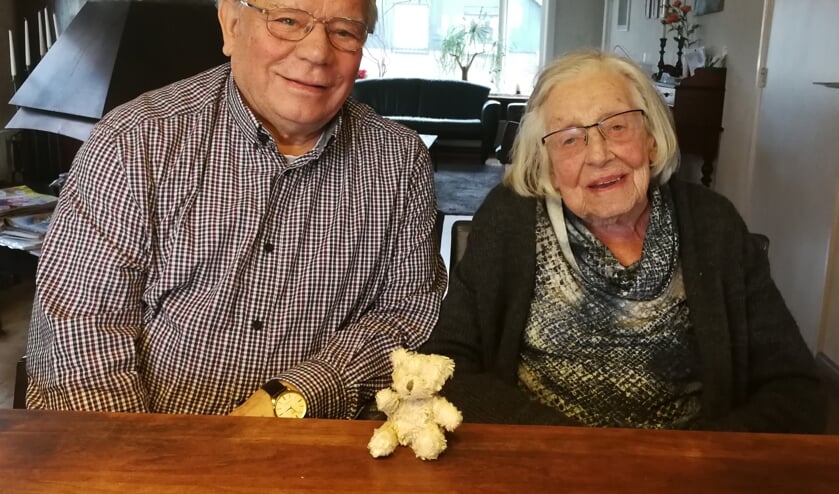 Henk Looman en Annie Onstenk met het pluche beertje in het midden. Foto: Rob Weeber