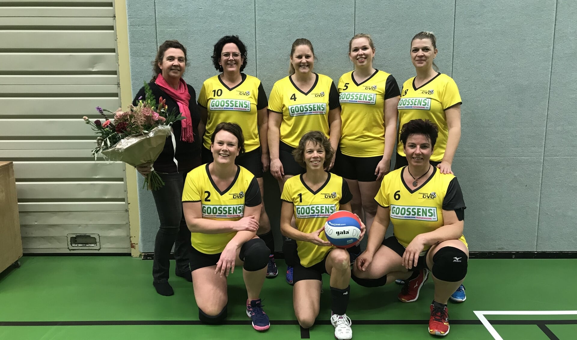 Coach en sponsor Germaine Goossens in de bloemen gezet voor nieuwe shirts van Morgana DVO dames 6. Foto: PR