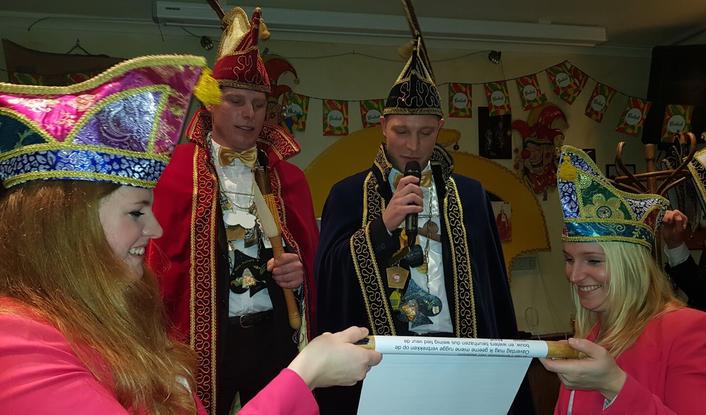 Prins Eef en Adjudant Freek tijdens hun proclamatie, bijgestaan door hun voorgangers Janneke en Jona. 