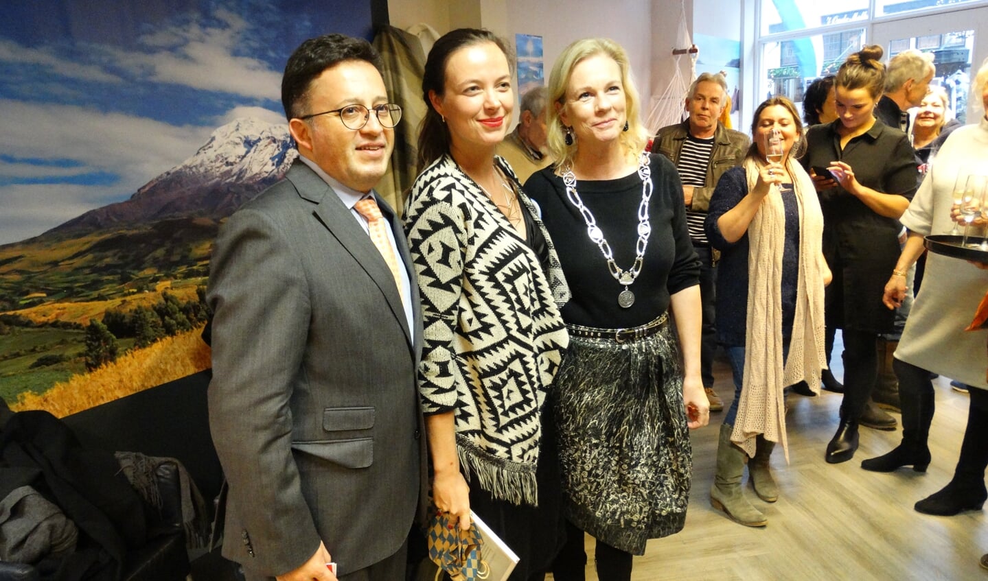 Ambassadeur van Ecuador Fernando Bucheli Vargas, Rebecca Braak en burgemeester Annemieke Vermeulen. Foto:PR
