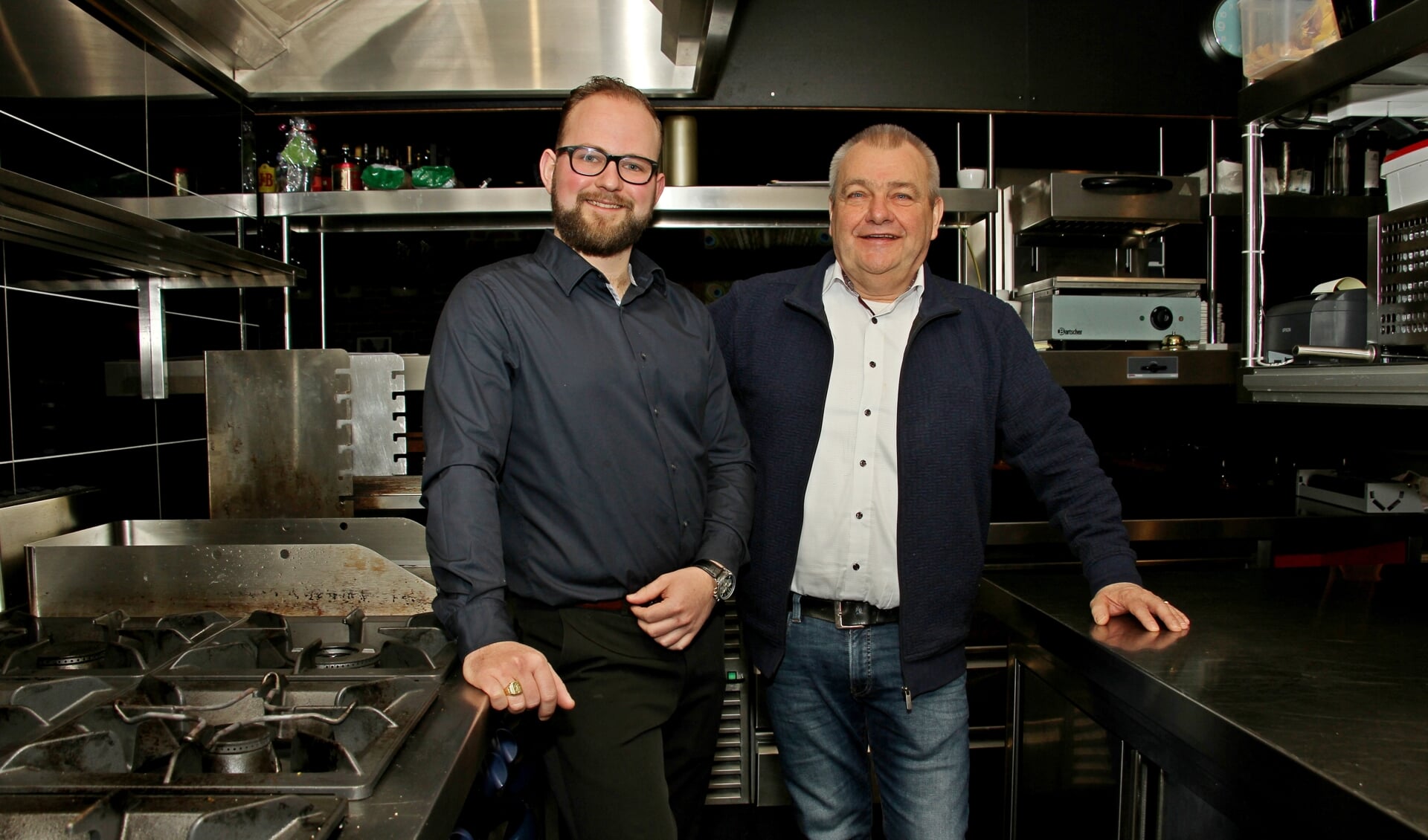 Luuk (l) en Gerrit Nikkels in het hart van Restaurant De Pauw, de keuken. Foto: Liesbeth Spaansen