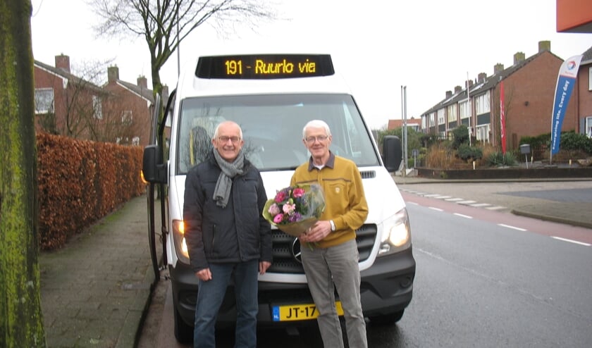Coördinator Joop ter Horst verrast Leo Ikink (rechts) met een mooie bos bloemen. Foto: eigen foto
