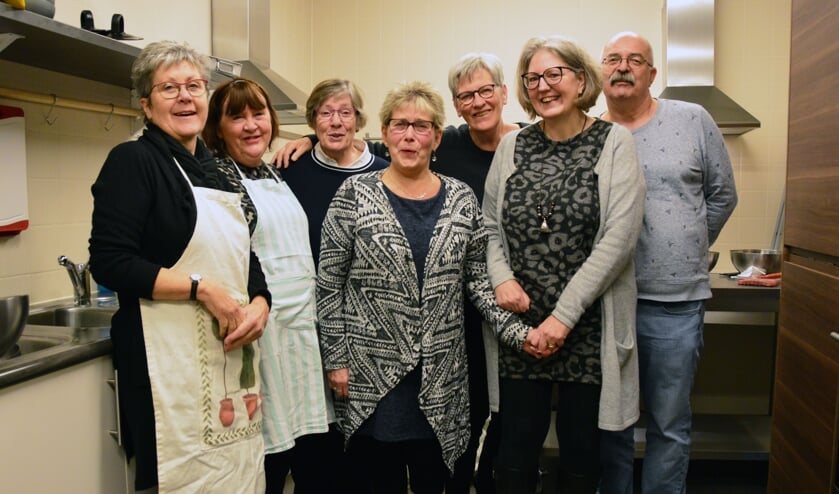 Dorine Stoffels (derde van links) met haar collega's in de keuken: ‘Een maaltijd klaarmaken duurt twee keer zo lang.' Foto: Alize Hillebrink