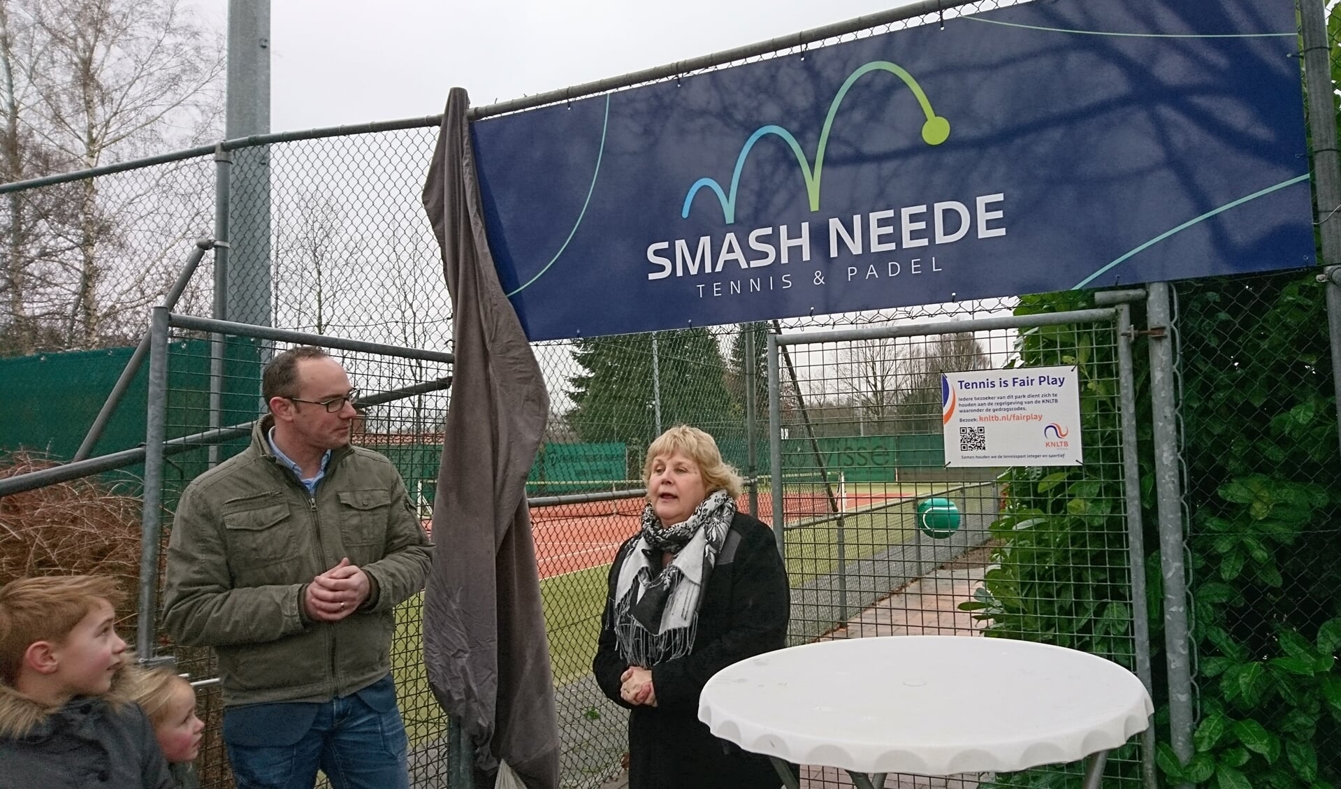 Wethouder Anjo Bosman onthult de nieuwe naam Smash Neede Tennis & Padel. Foto: Matthew Vuijk 