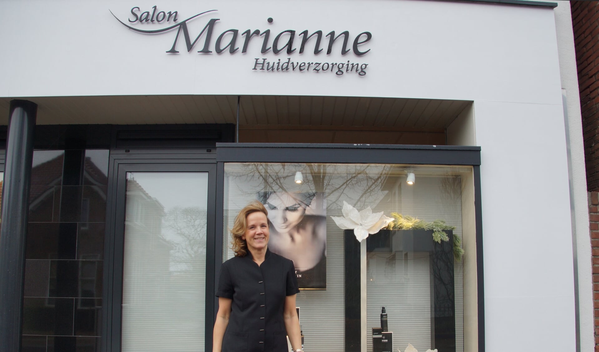 Marianne van der Voort voor haar schoonheidssalon aan de Dorpsstraat waar zij al dertig jaar gevestigd is. Foto: Bernadet te Velthuis