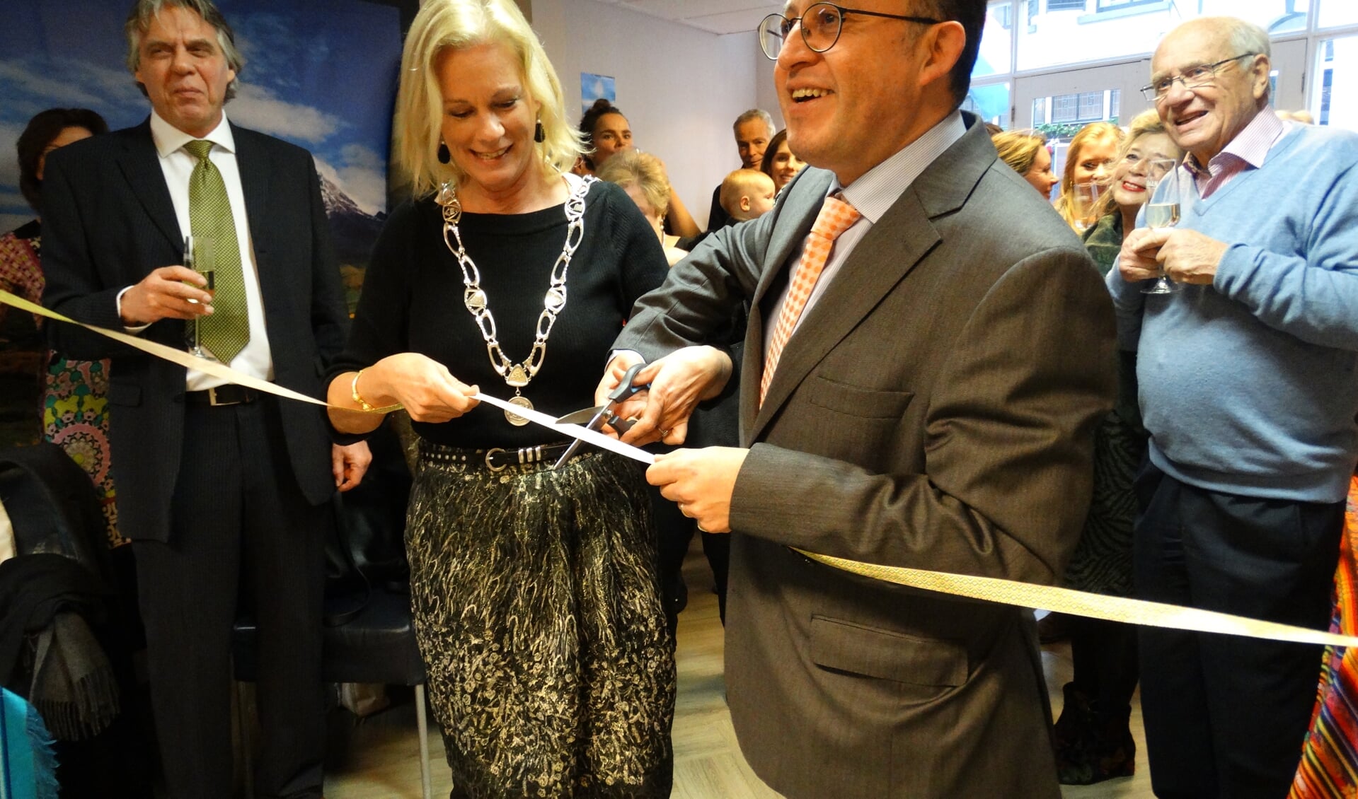 De ambassadeur van Ecuador verricht samen met de burgemeester van Zutphen de opening. Foto: PR