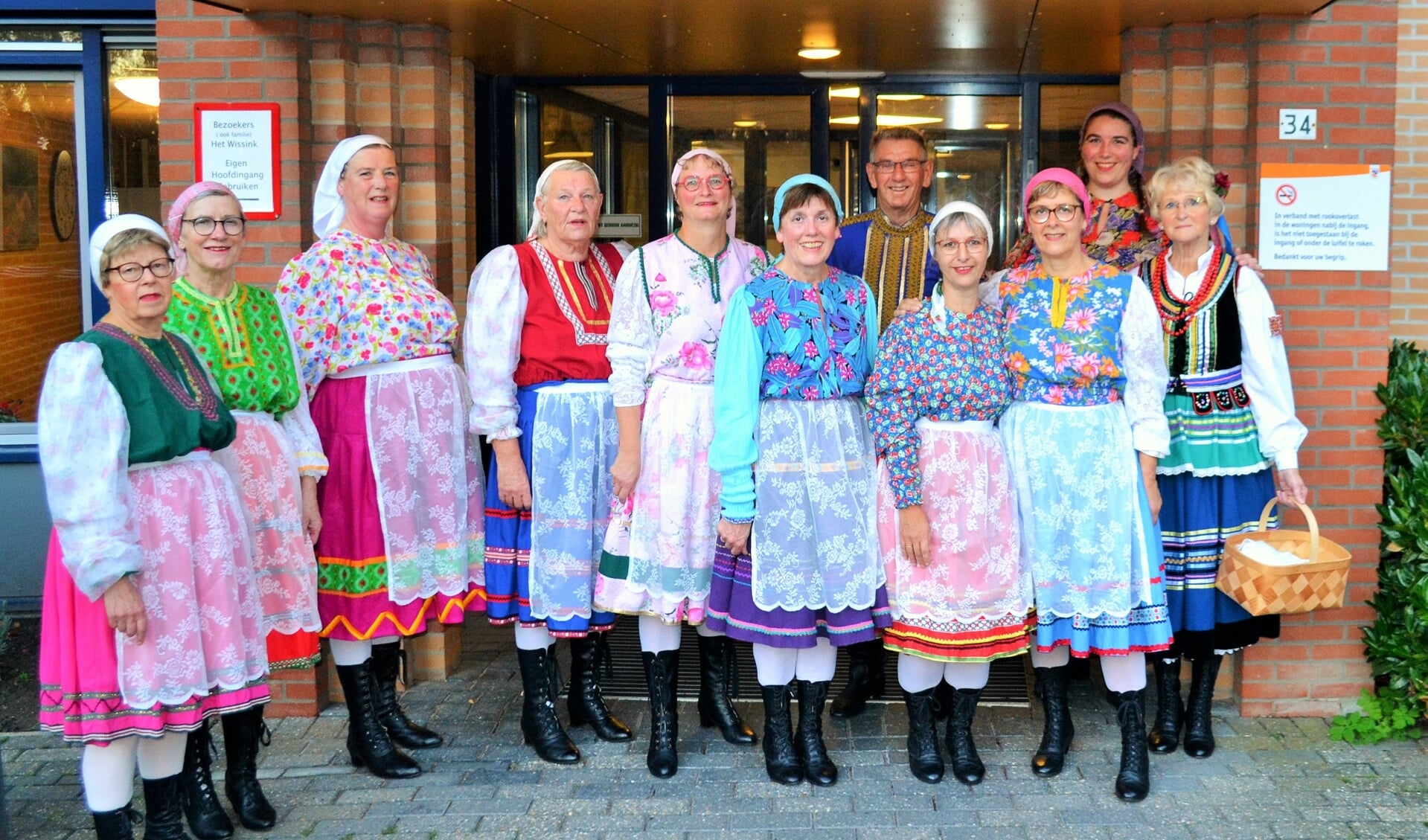 Een aantal leden van Scodova in traditionele kleding. Foto: PR