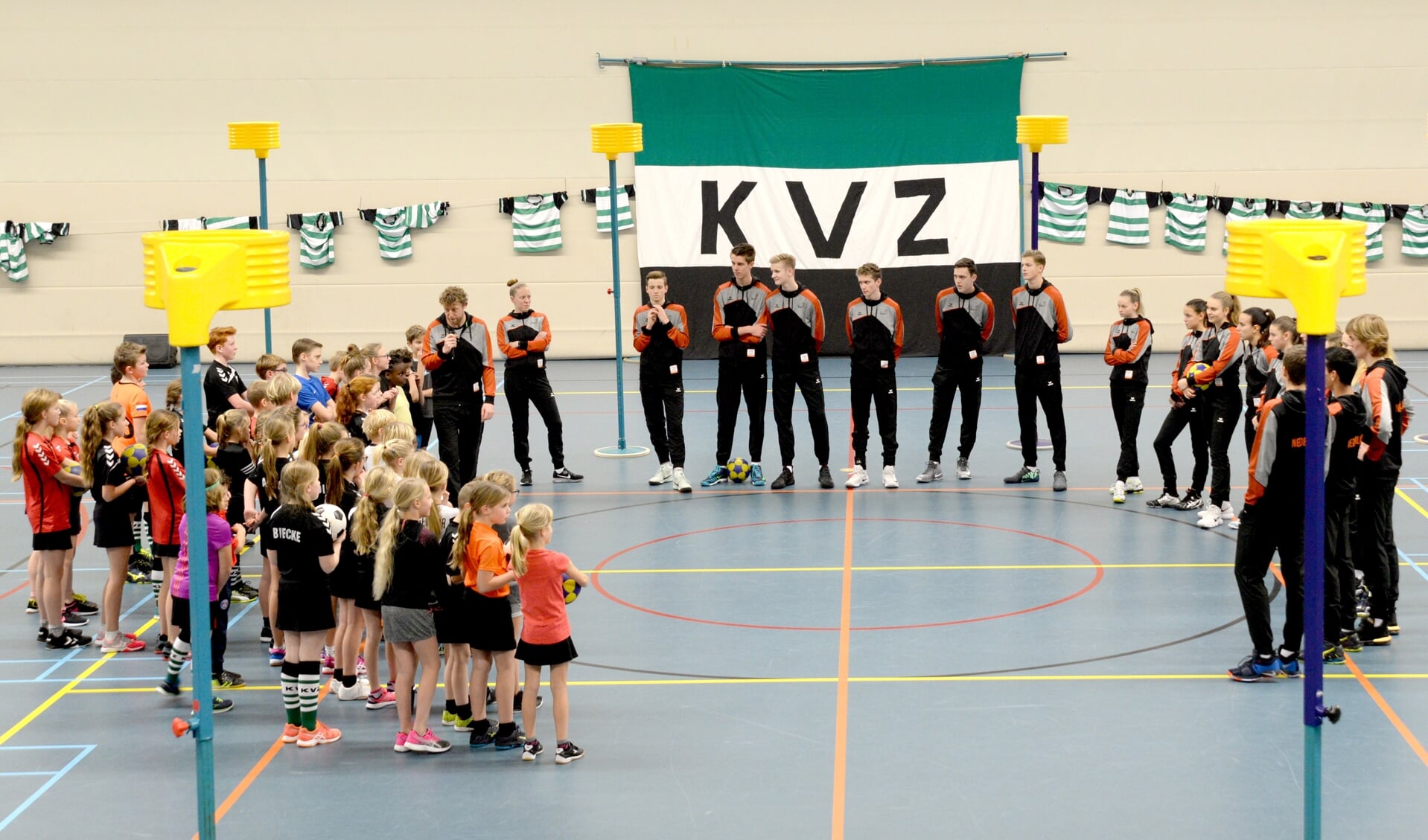 Bondscoach Barry Schep met zijn kersverse selectie Oranje onder 17 op bezoek bij KVZ. Foto: PR
