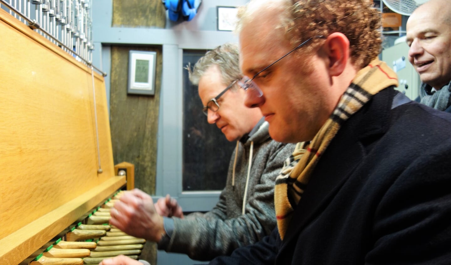De burgemeester bespeelt het carillon samen met Wim Ruessink. Foto: Clemens Bielen