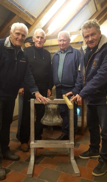 Ben Maandag, Dick Somsen, Bertie Bussink, Freek Diersen (vlnr) met de klok. Foto: Iris Jansen