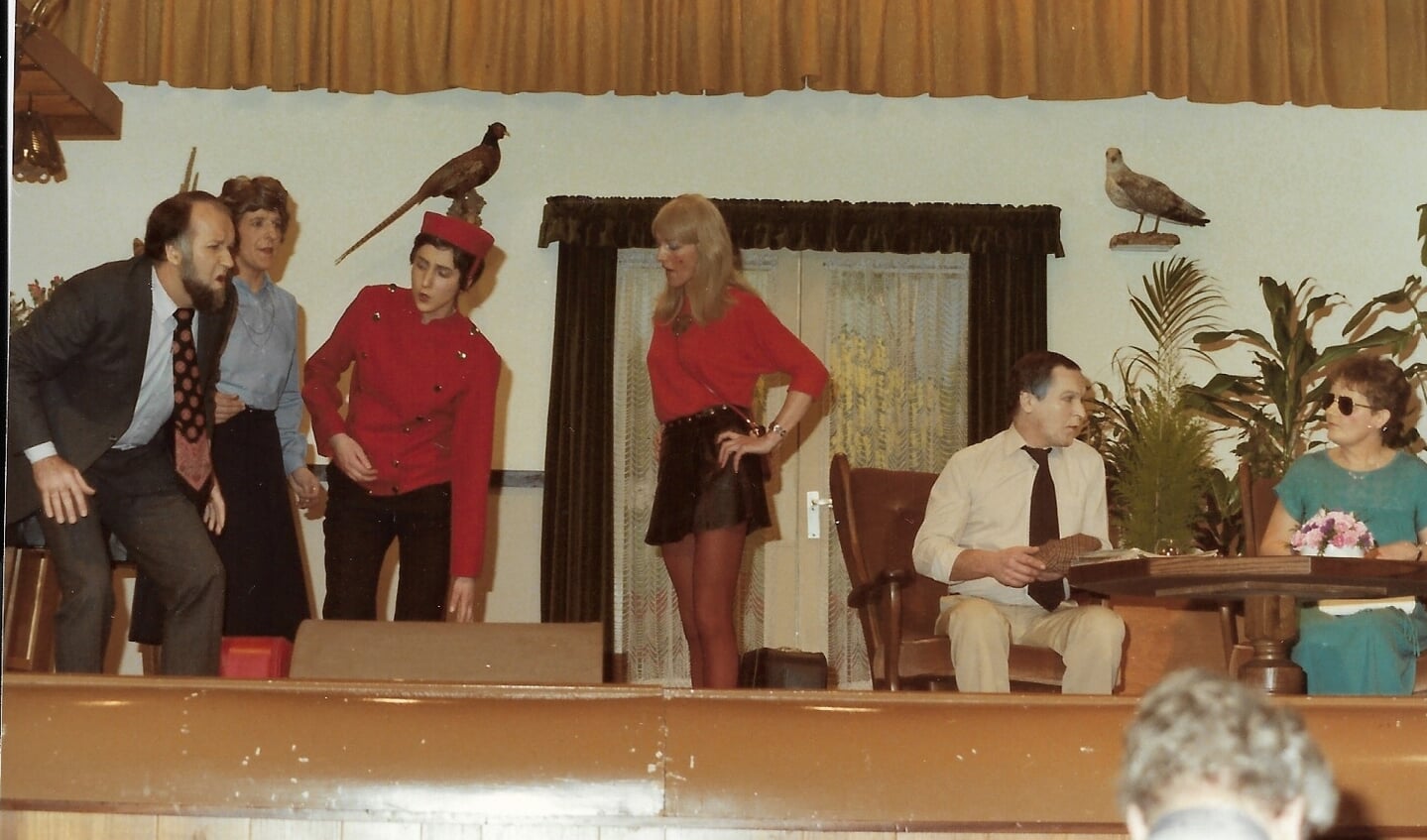 Toneelstuk uit 1984 met Anny in het midden. Foto: persoonlijk archief Anny