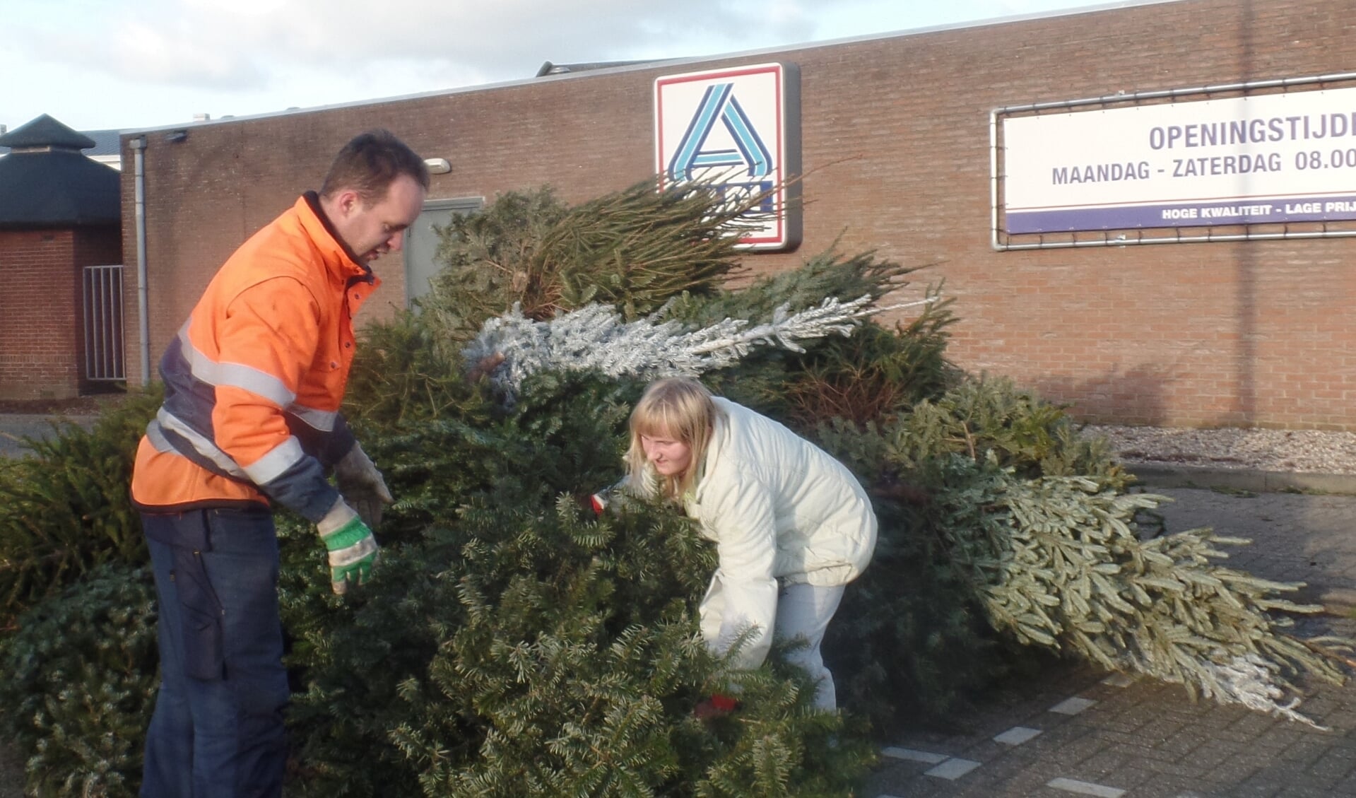 Ook individueel brachten kinderen de kerstbomen naar de Ruurlose inzamellocatie. Foto: Jan Hendriksen
