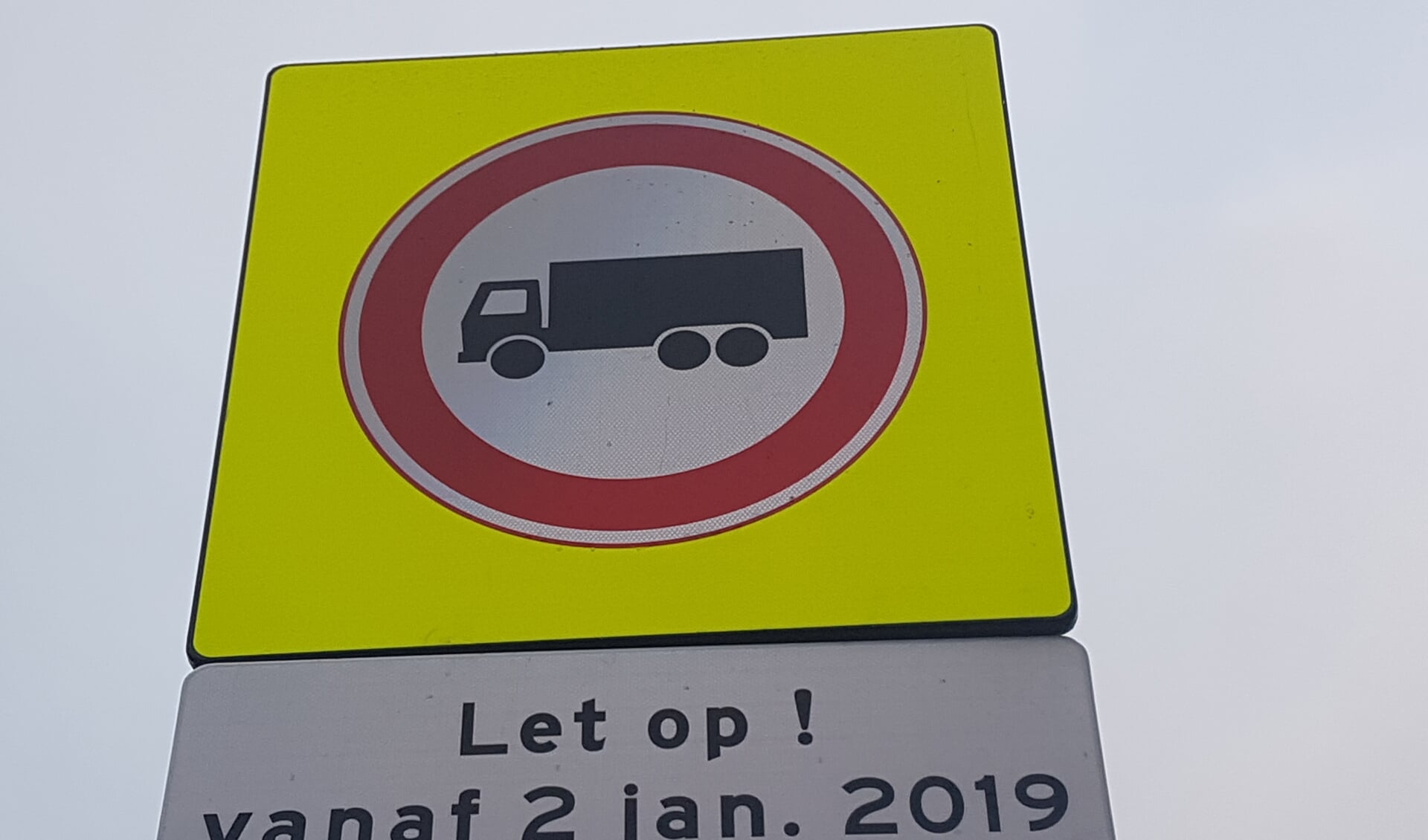 De gemeente Oost Gelre heeft maatregelen genomen om de gevaarlijke situatie op de het kruispunt Rabobank tegen te gaan. Foto: Kyra Broshuis