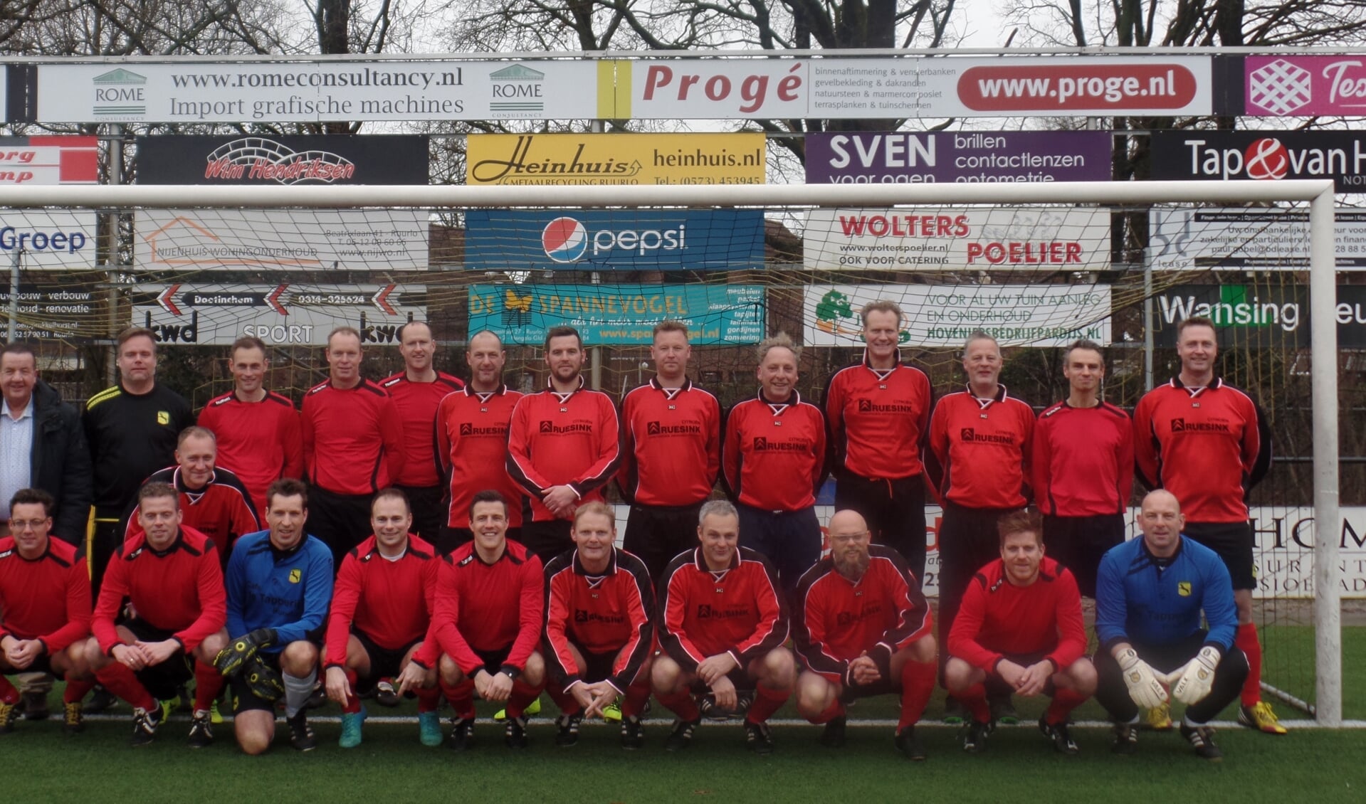 Het elftal uit het seizoen 1998-1999 dat kampioen werd in de zesde klasse. Foto: Jan Hendriksen. 