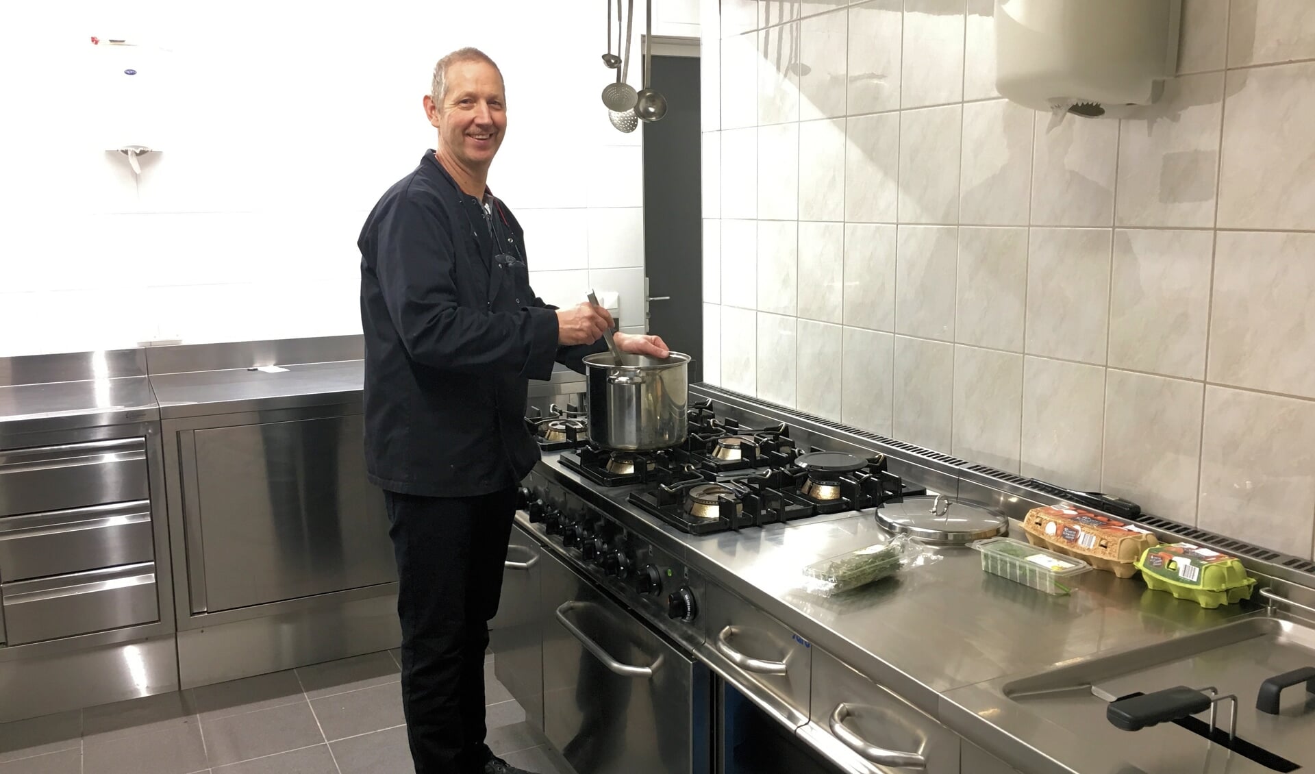 Emiel Bergervoet kookt in een vernieuwde keuken in De Horst. Foto: PR