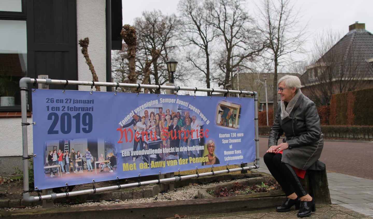 Aan de Dorpsstraat staat een groot spandoek met daarop Anny's laatste voorstelling. Foto: Annekée Cuppers