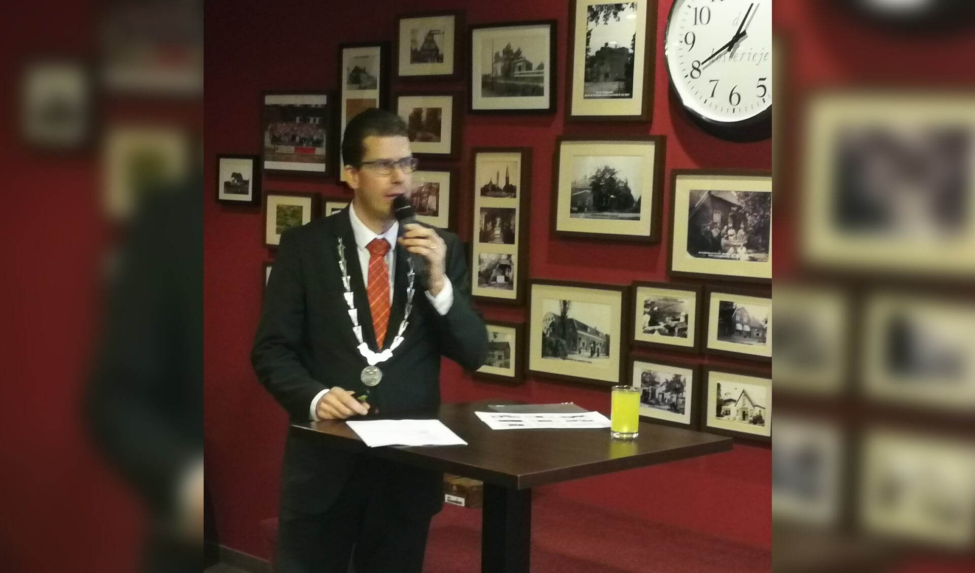 Burgemeester Joost van Oostrum tijdens zijn toespraak. Foto: Rob Weeber