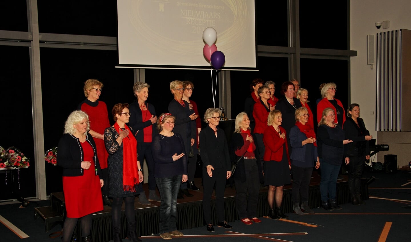 Het koor Amazing uit Drempt verzorgde een muzikale opening van de nieuwjaarsreceptie van de gemeente Bronckhorst. Foto: Liesbeth Spaansen