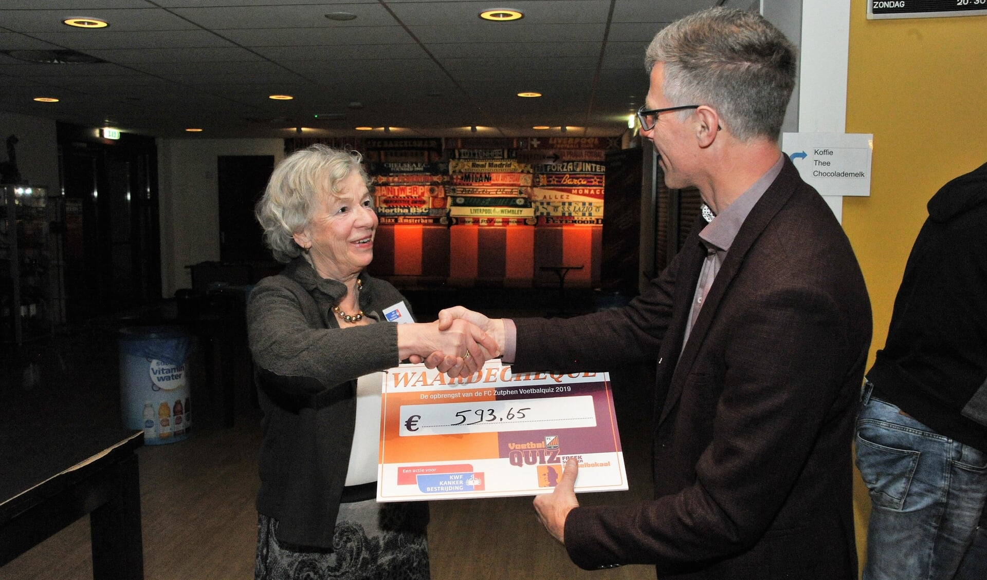 De cheque wordt overhandigd aan de voorzitster van de KWF afdeling Zutphen. Foto: Hans ten Brinke